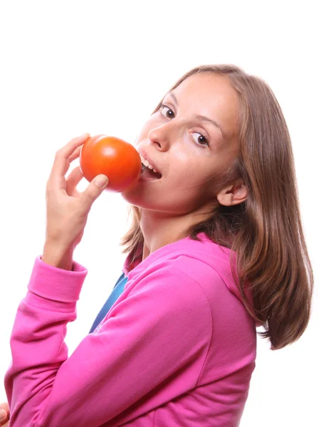Mujer comiendo un tomate, aislada —  Fotos de Stock
