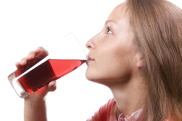 Mujer joven con vaso de bebida roja —  Fotos de Stock