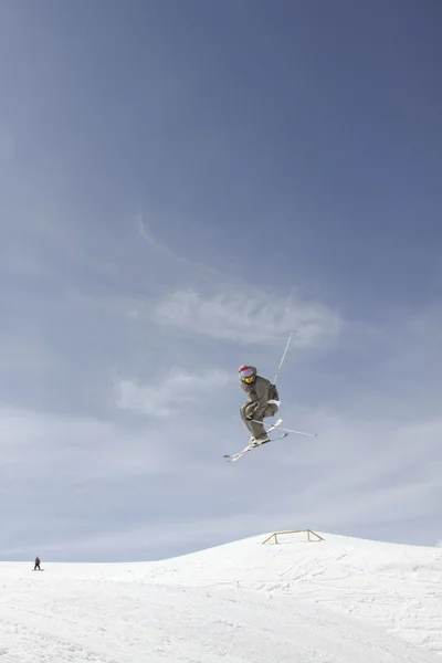 Skiër vliegen op bergen — Stockfoto
