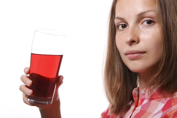 Jeune femme avec verre de boisson rouge — Photo