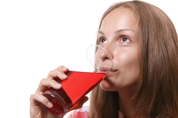 Jonge vrouw met glas rode drankje — Stockfoto