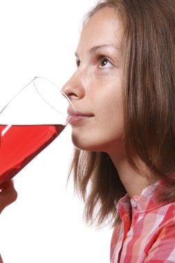 genç kadın kırmızı içecek bir bardak
