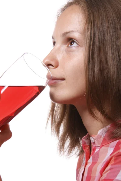 Jovem com copo de bebida vermelha — Fotografia de Stock