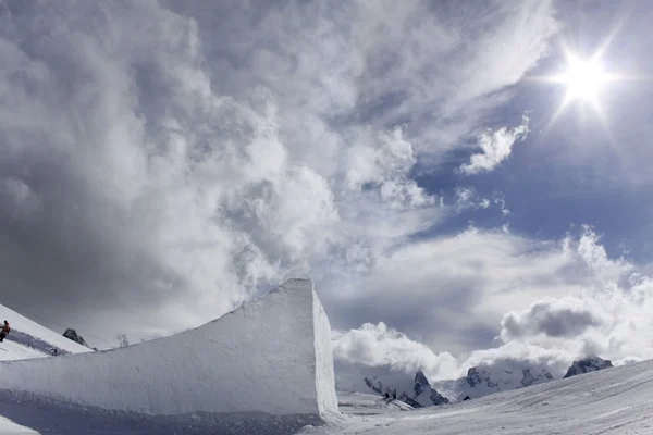 Grote lucht, Snowpark voor snowboarden — Stockfoto