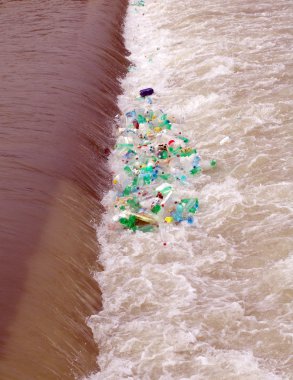 Kırmızı riverfall plastik şişelerde