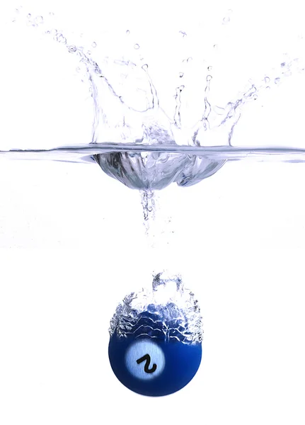 Брызги воды с голубым шариком — стоковое фото