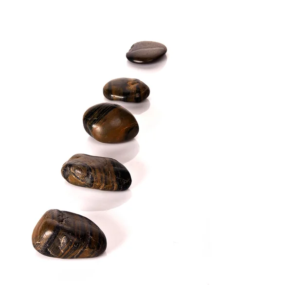 Fünf Wellness-Kieselsteine hintereinander — Stockfoto