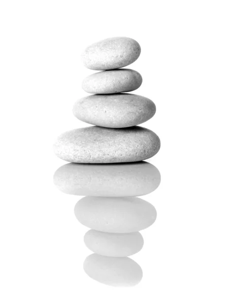 Çakıl taşları aranjman beyaz izole — Stok fotoğraf