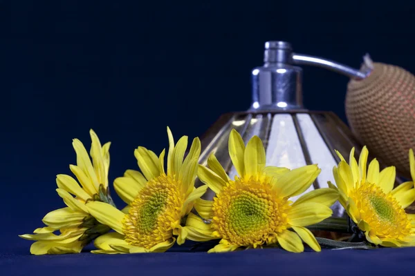 VINTAGE PERFUME SPRAYER WITH YELLOW FLOWERS — Stock Photo, Image