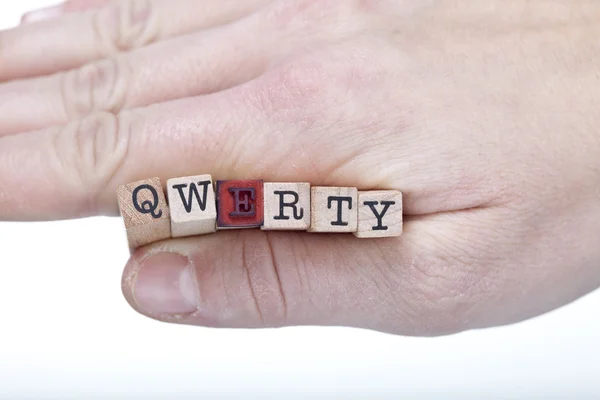 Kvinnlig hand innehav qwerty leeters cobination — Stockfoto