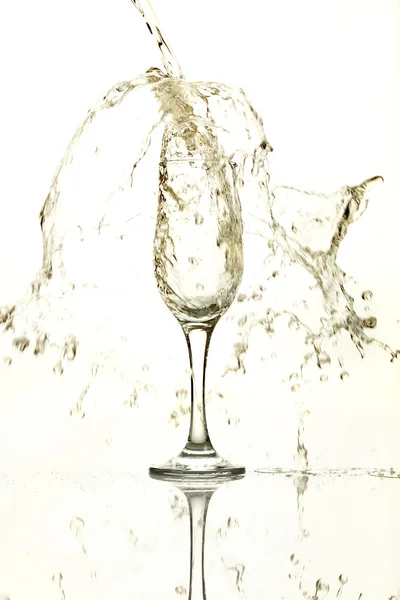 Splash by white wine pouring down — Stock Photo, Image