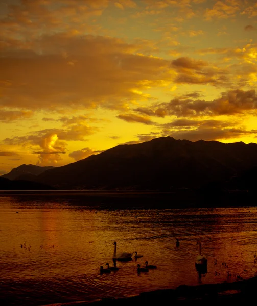 Západ slunce na jezeře como — Stock fotografie