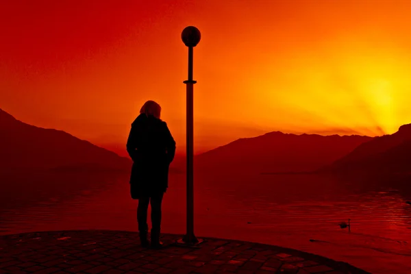 Mujer y puesta de sol — Foto de Stock