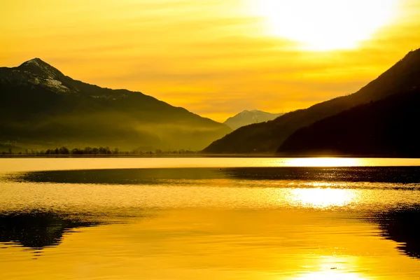 Lago y puesta del sol — Foto de Stock