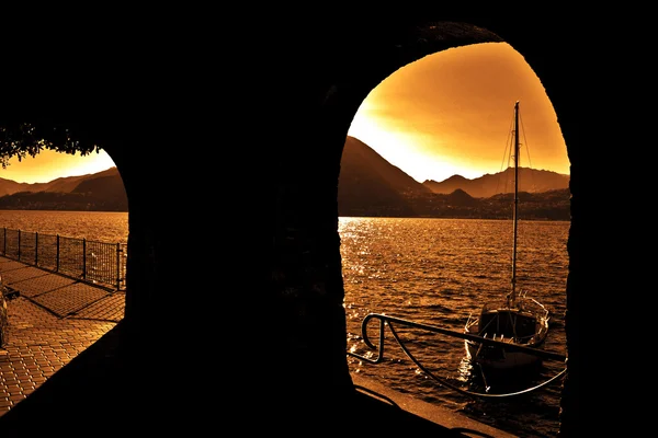 Λίμνη & ηλιοβασίλεμα Εικόνα Αρχείου