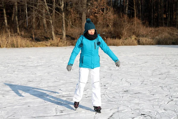 Kadın buz pateni — Stok fotoğraf