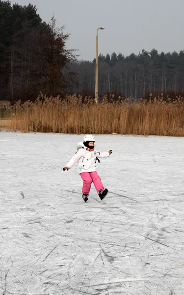 Дівчина на ковзанах — стокове фото