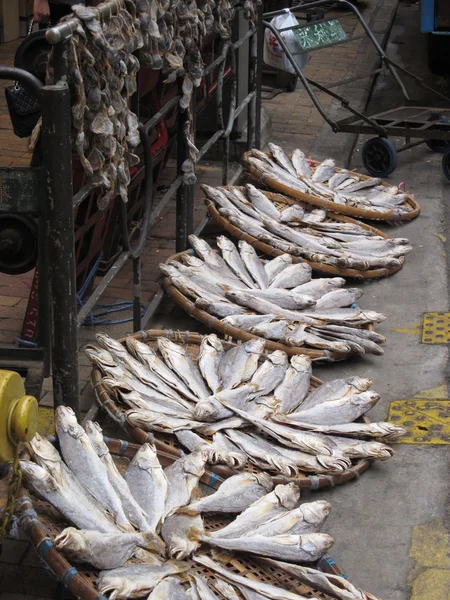 Сушеная рыба на азиатском рынке Гонконга — стоковое фото