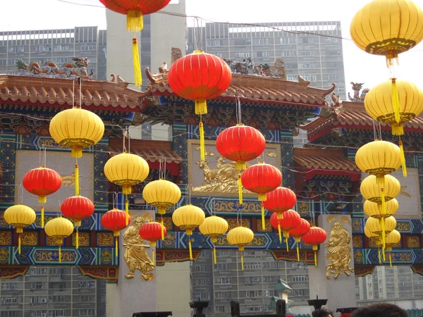 Lanternes chinoises en papier devant un temple — Photo