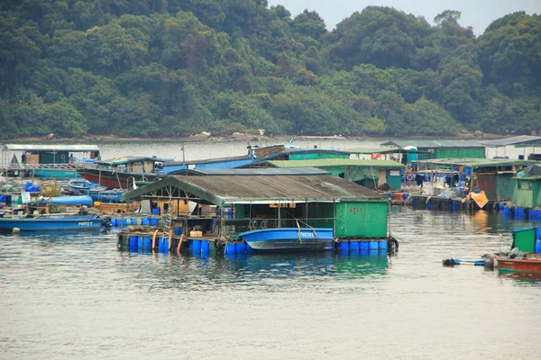 Плавающая рыбацкая деревня в Гонконге — стоковое фото