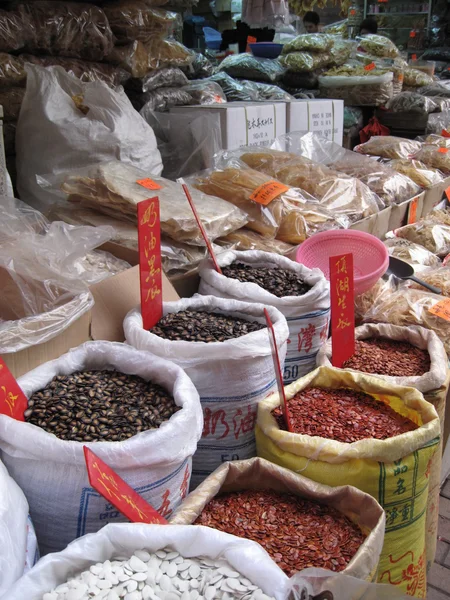 Especiarias, ervas e peixes secos no mercado asiático — Fotografia de Stock