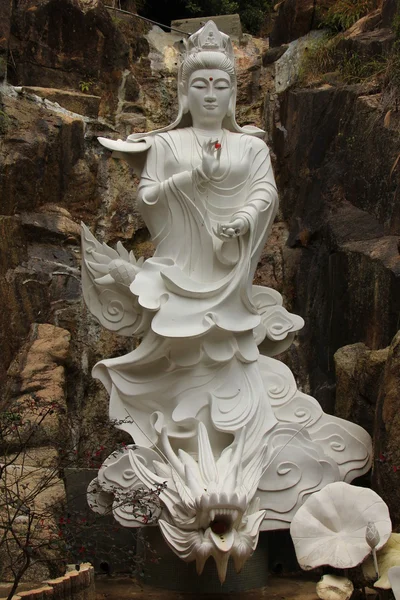 １０００年佛寺中，站在龙之上的女神像 — 图库照片