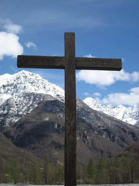 Croix devant la montagne Photos De Stock Libres De Droits