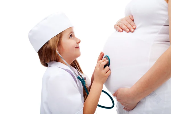 Esperando mãe barriga examinada pela menina — Fotografia de Stock