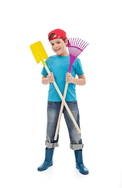 Rapaz feliz com ferramentas de jardinagem — Fotografia de Stock
