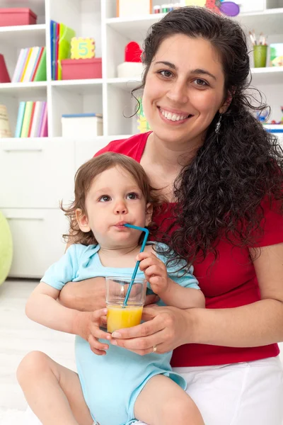 Bebé niño bebiendo jugo de fruta —  Fotos de Stock