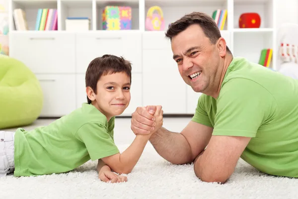Padre e hijo jugando lucha libre de brazos — Foto de Stock