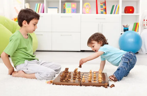 Enfants jouant aux échecs — Photo