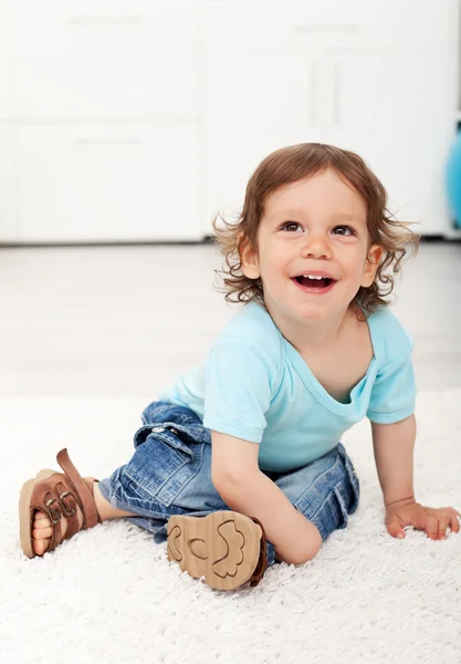 Entzückendes Kind lacht auf dem Boden — Stockfoto