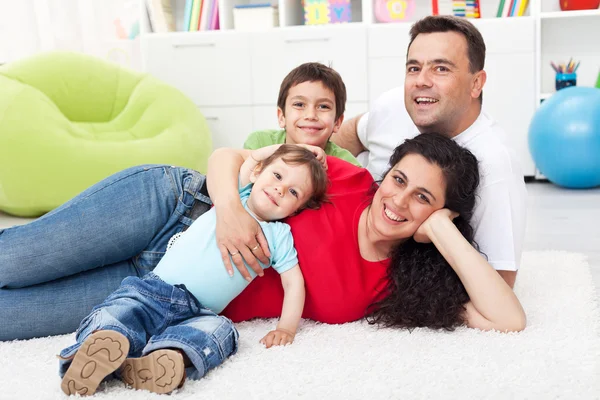 Šťastná rodina pohromadě na podlaze — Stock fotografie