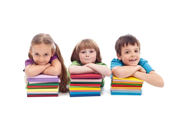 Τα παιδιά με τα βιβλία — Φωτογραφία Αρχείου