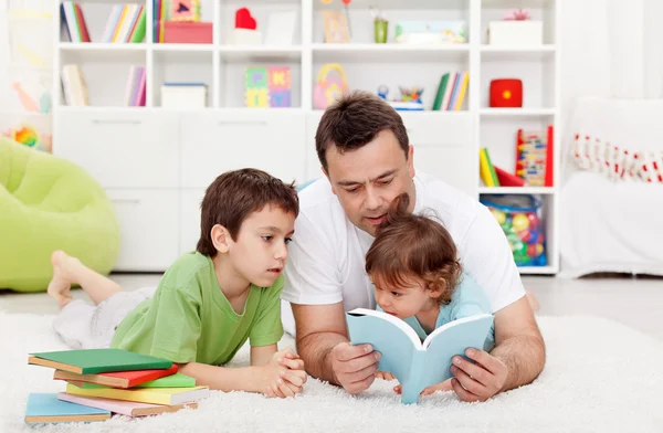 Otec čte příběhy jeho chlapci — Stock fotografie