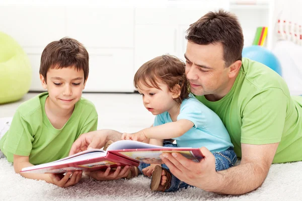 Reading time with father — Stock Photo, Image