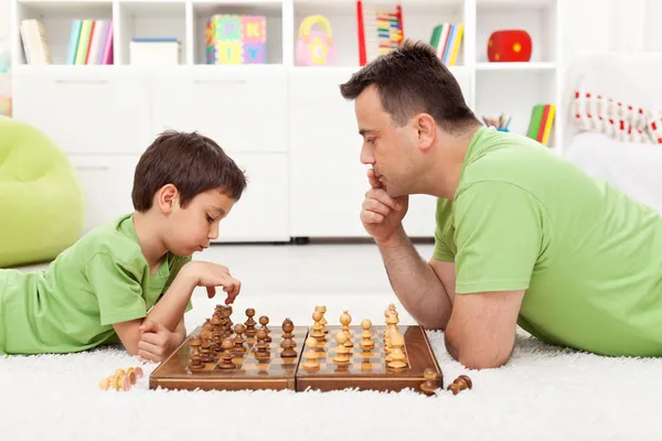 Jouer aux échecs avec papa — Photo