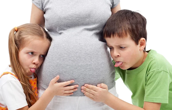 Kinder freuen sich nicht über ein neues Geschwisterchen — Stockfoto