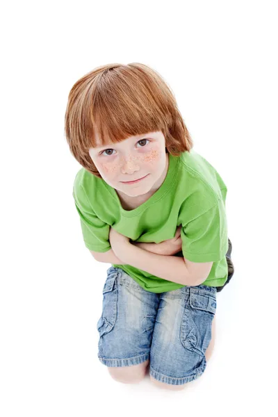 Mały chłopiec z piegami - patrząc na — Zdjęcie stockowe