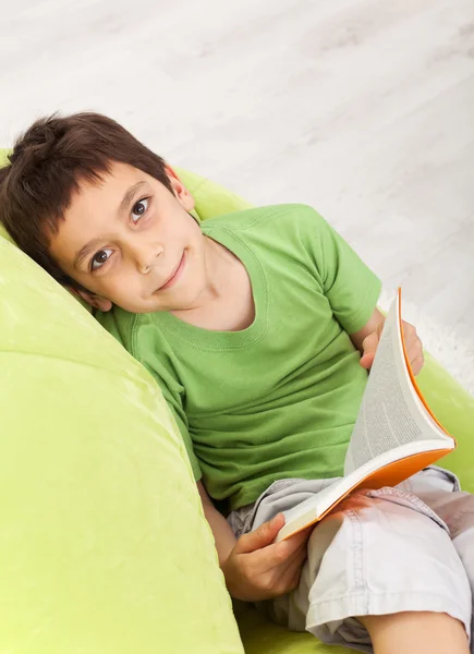 Jeune garçon lit un livre — Photo