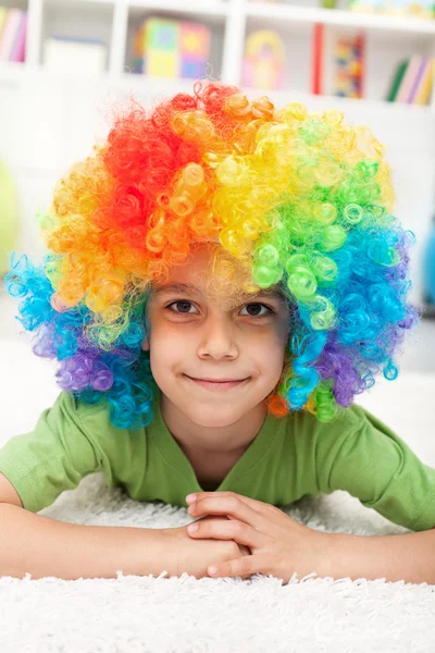 Νεαρό αγόρι με περούκα κλόουν — Φωτογραφία Αρχείου