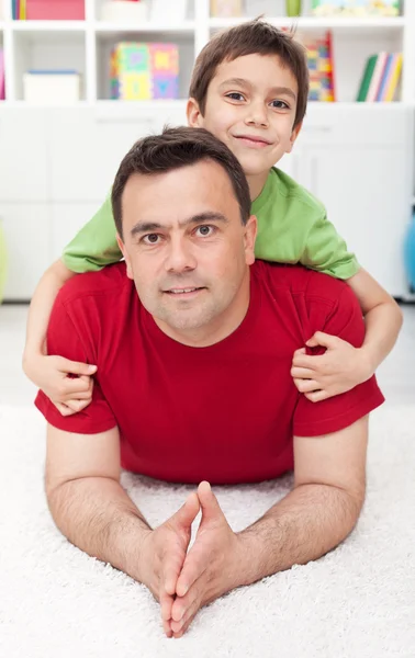 Padre e hijo juntos — Foto de Stock