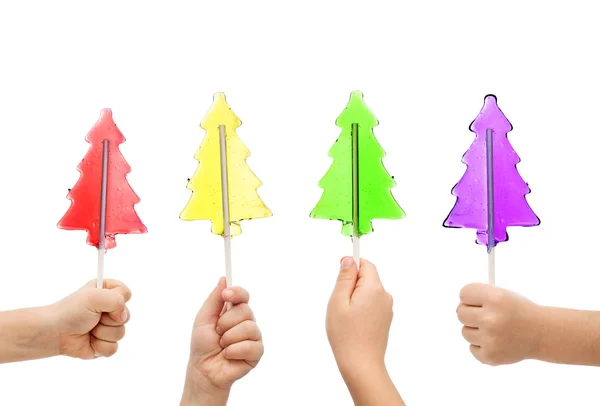 Árvore de Natal popsickle doces em mãos de crianças — Fotografia de Stock