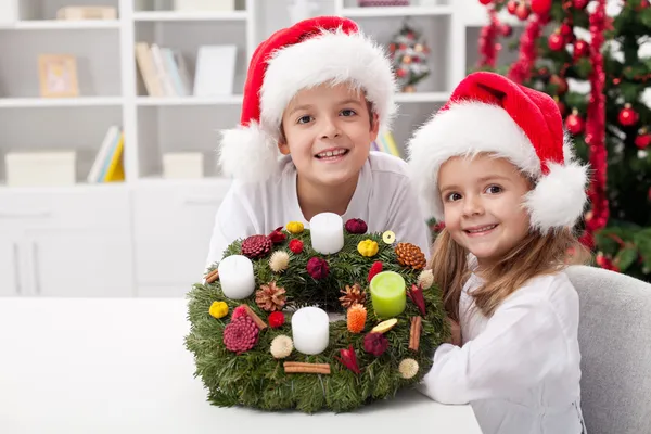 Kendini çocuklara Noel çelenk dekore edilmiştir. — Stockfoto