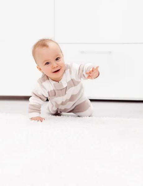 Babymeisje leert te kruipen — Stockfoto