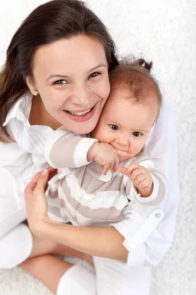 Gelukkig moeder en mooie babymeisje — Stockfoto
