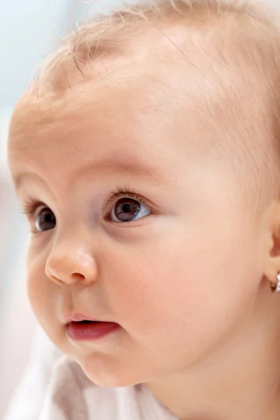 Nieuwsgierig baby meisje portret — Stockfoto
