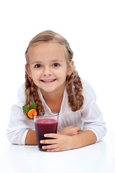 Heureuse fille souriante avec du jus de fruits frais — Photo