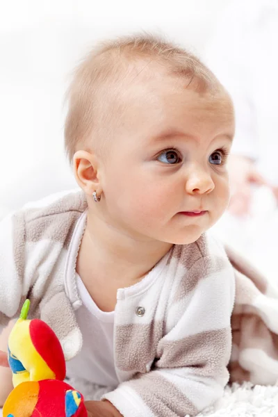 美しい女の赤ちゃん床にクロール — ストック写真